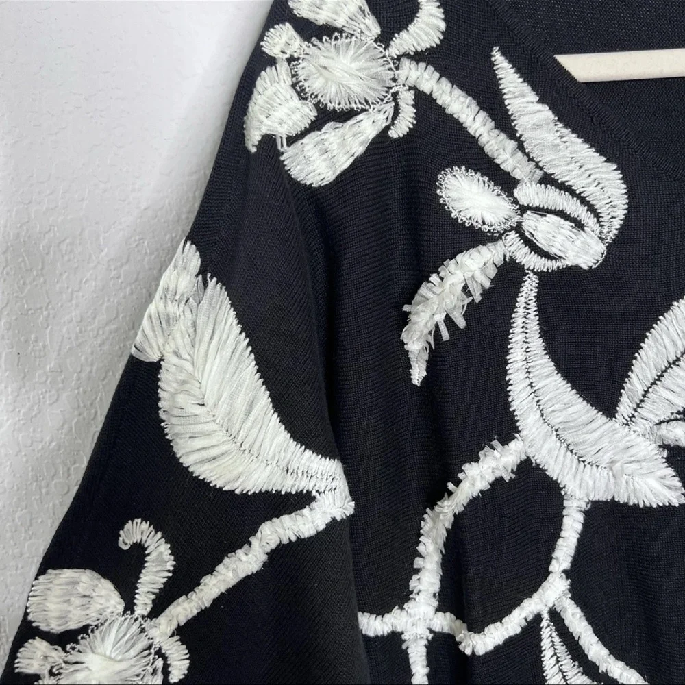 Chico's Sweater Womens XL 16 3 Dolman Sleeve Black White Embroidered Floral BB
